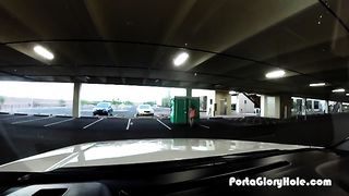 Брюнетка делает минет на стоянке в общественном туалете через дырку в стене