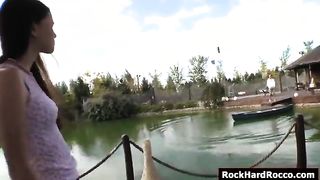 Извращенец устроил жесткую анальную долбежку со стройной красоткой на природе