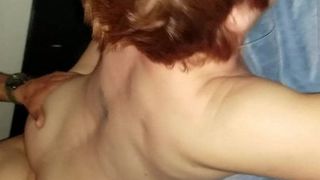 Зрелая милфа в татушках насаживает раком пизду в домашней обстановке