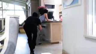 Красивая девка трахается с грабителем на кухне и в спальне